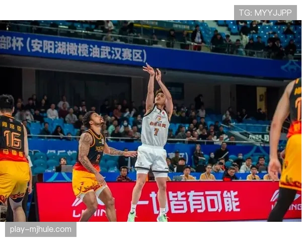 江苏肯帝亚亨特17分10篮板2抢断 防守端积极但失误偏多